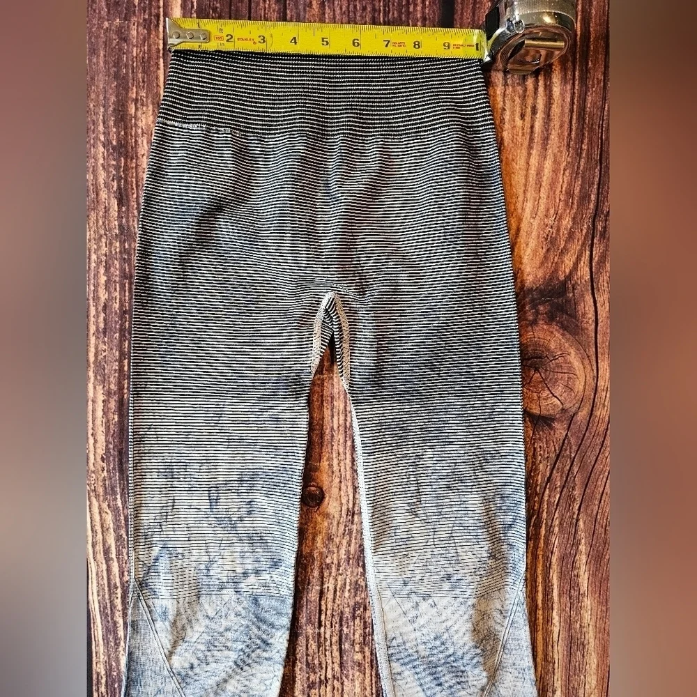 Lululemon Size 4 Ebb To Train Tight Luna Blue Black White Wash Cropped Leggings - Picture 9 of 12